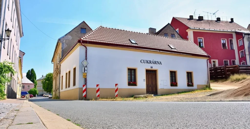 Barevná cukrárna Jičín - pohled zvenku na budovu barevné cukrárny v Jičíně.